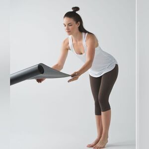 Lululemon in the flow crop heathered bark chocolate size 6
